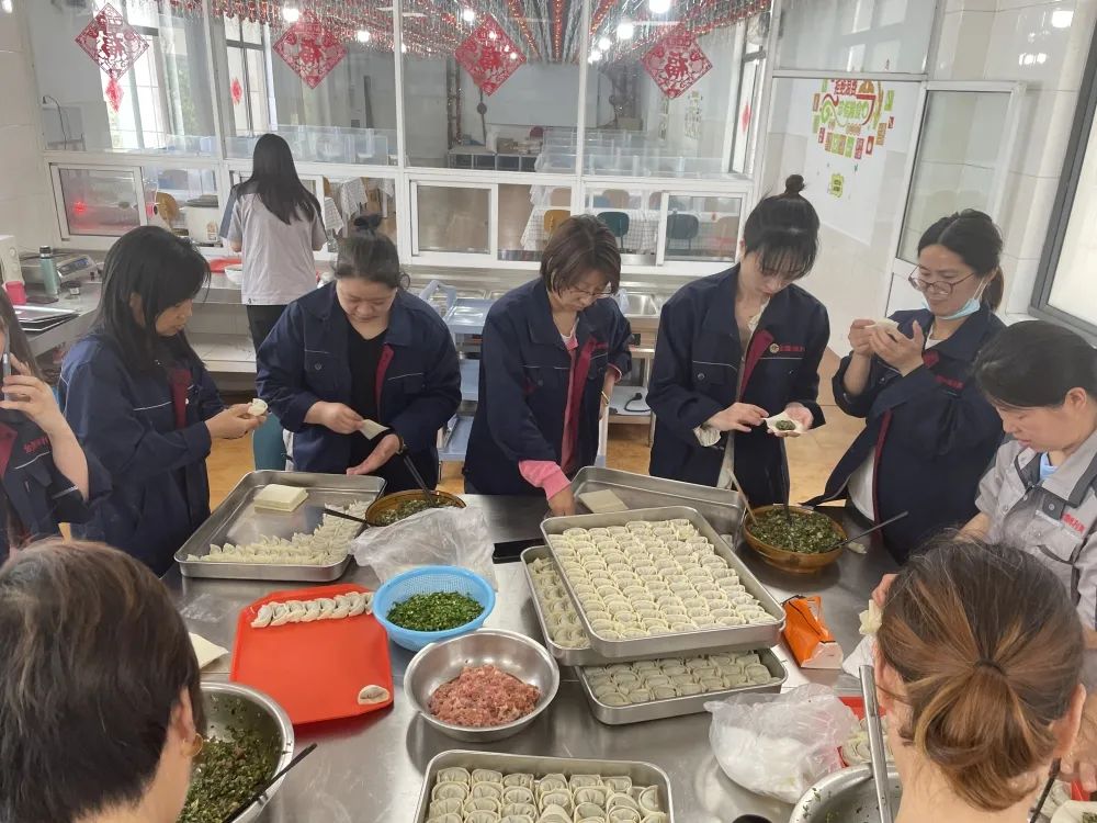 今朝立夏至，何處不啼鷹。